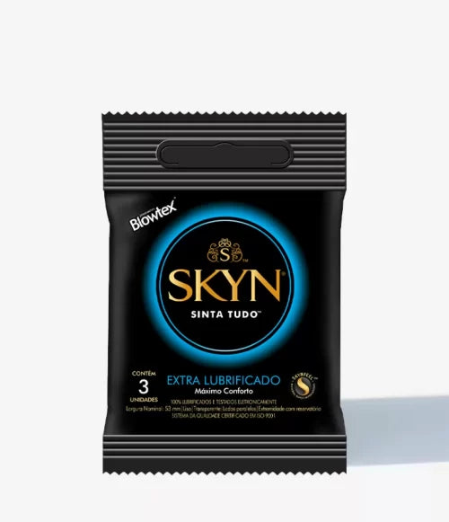 Preservativo SKYN Extra Lubrificado, sem látex e com 40% mais lubrificação que o SKYN Original. Macio e confortável para uma sensação mais natural.