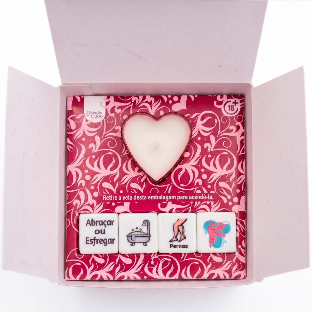 Jogo & Sedução Elas: kit erótico para casais de mulheres com 4 dados temáticos e vela aromática. Presente sensual disponível na FeelHot.