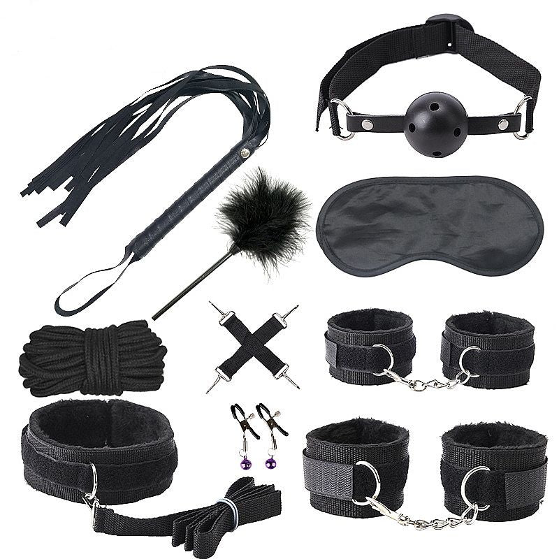 Kit Sado BDSM Black Wolf com 9 acessórios: mordaça, venda, coleira, plumeiro, prendedor de mamilos, chicote, algema, tornozeleira e corda.