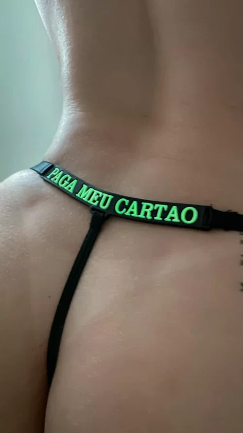 CALCINHA FIO BRILHA ESCURO PAGA MEU CARTÃO PRETA