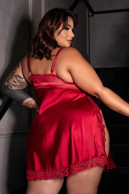 CAMISOLA PLUS SIZE EM CETIM COM FENDA NA LATERAL EM RENDA TAM 50