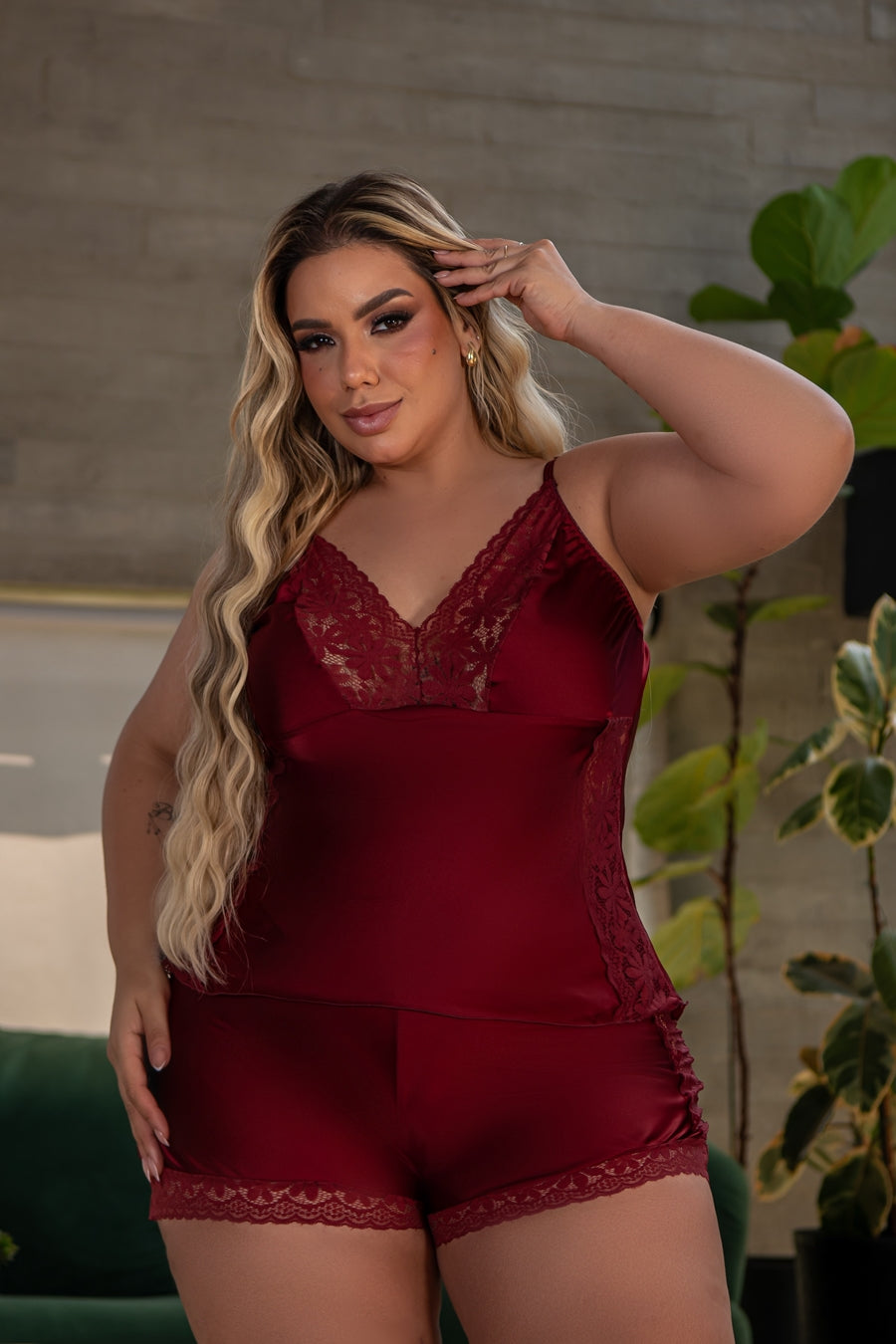 BABYDOLL DE CETIM COM RECORTES EM RENDAR VINHO TAM 52