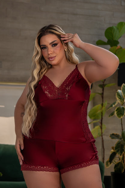 BABYDOLL DE CETIM COM RECORTES EM RENDAR VINHO TAM 52